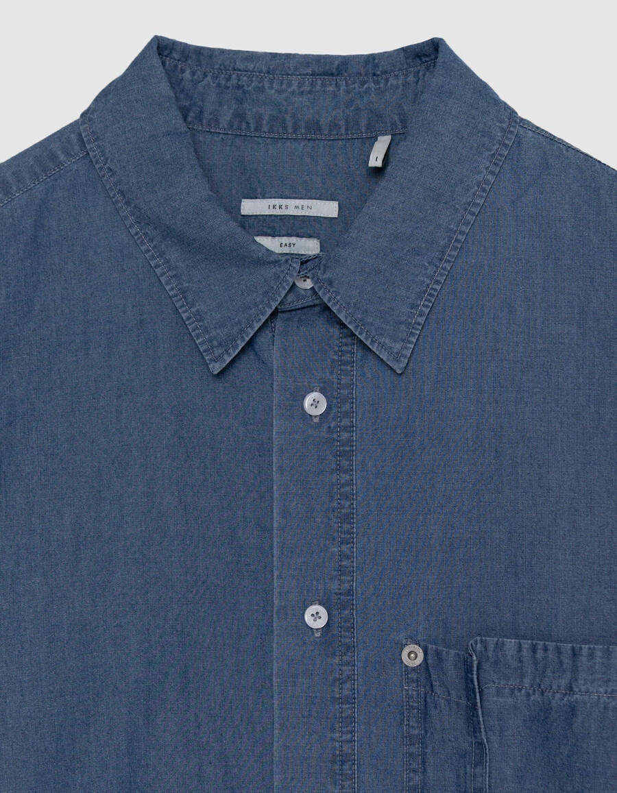 camisa de cambray azul regular para hombre con bolsillo asimétrico