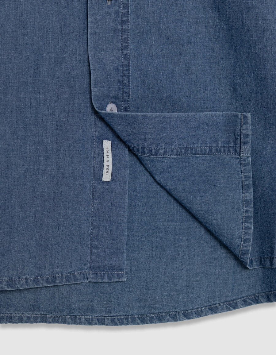 camisa de cambray azul regular para hombre con bolsillo asimétrico