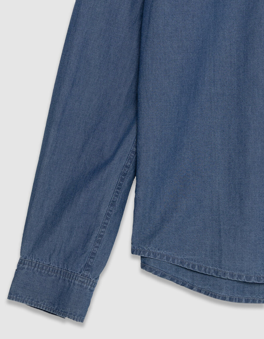 camisa de cambray azul regular para hombre con bolsillo asimétrico