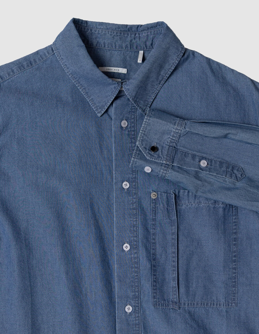 camisa de cambray azul regular para hombre con bolsillo asimétrico