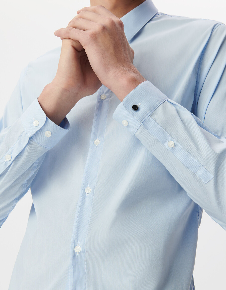 camisa ajustada de rayas finas azul cielo para hombre
