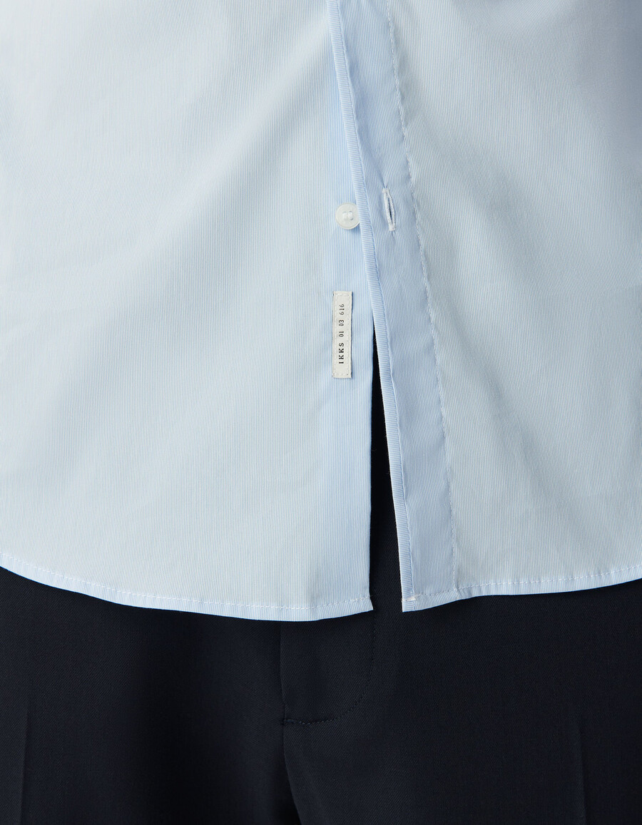 camisa ajustada de rayas finas azul cielo para hombre