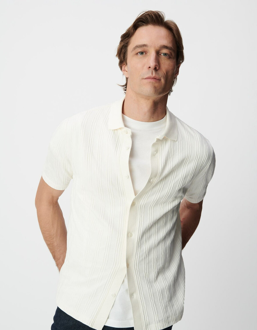 camisa ajustada de punto a rayas en blanco roto para hombre