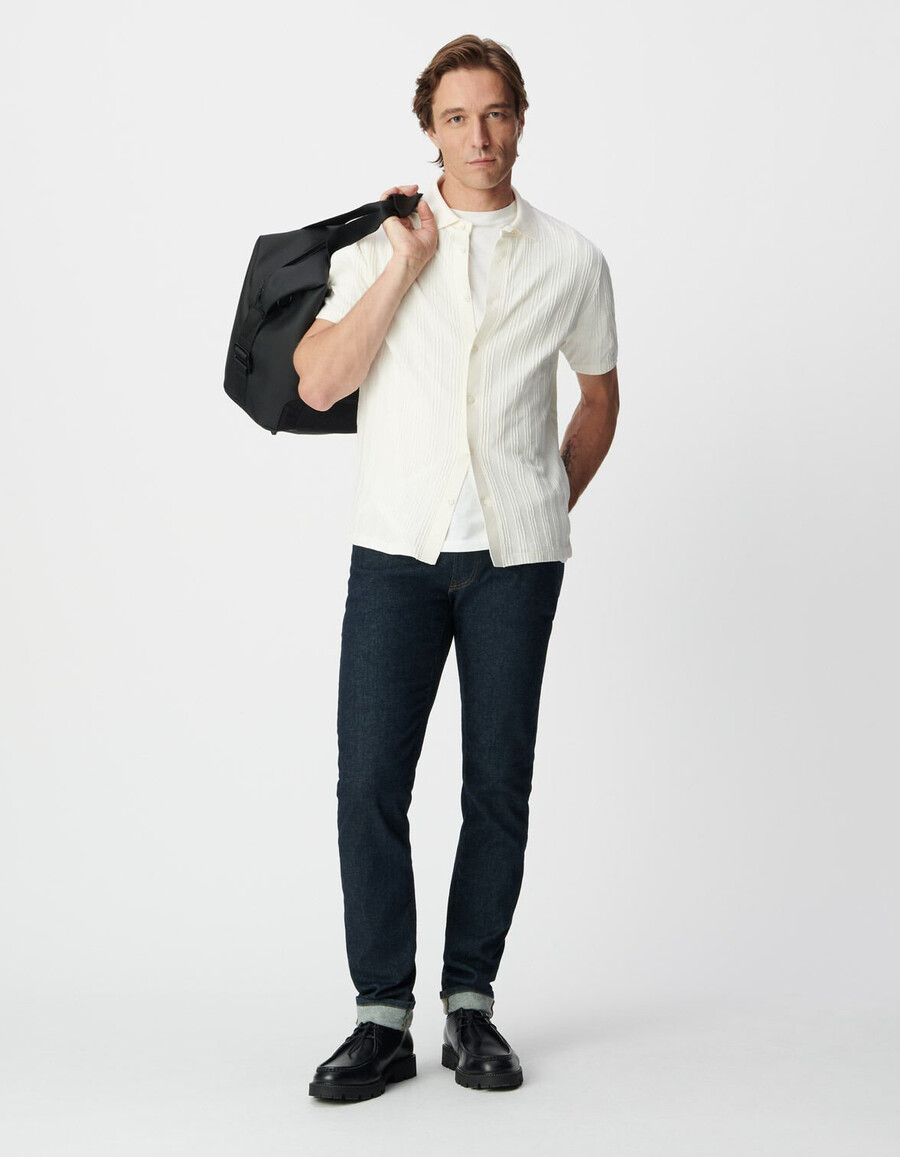 camisa ajustada de punto a rayas en blanco roto para hombre