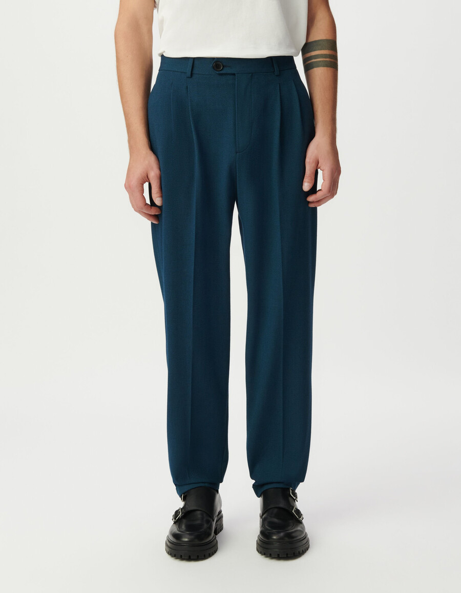 pantalón de traje azul semiliso con pliegues para hombre