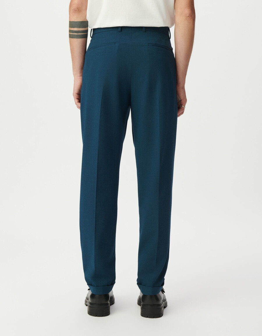 pantalón de traje azul semiliso con pliegues para hombre