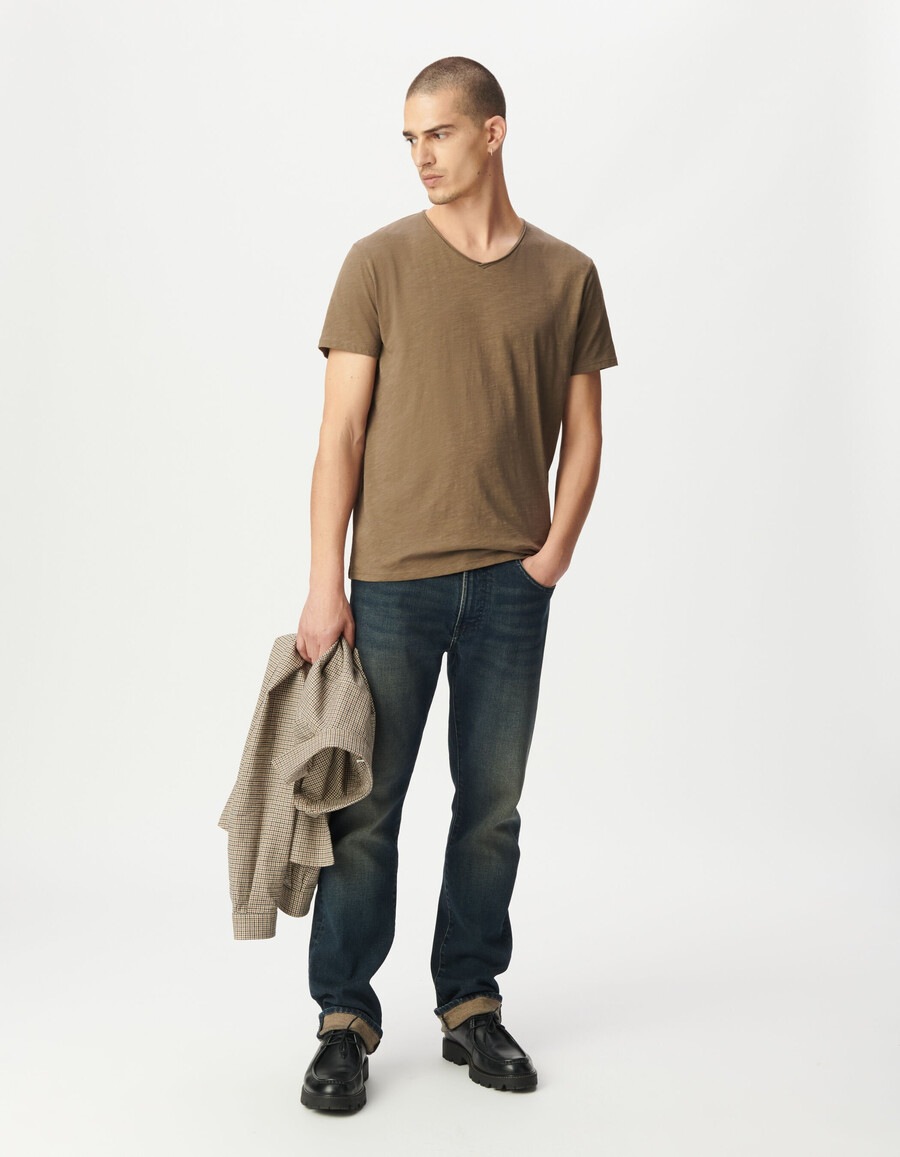 camiseta beige de algodón orgánico flameado con cuello en v para hombre