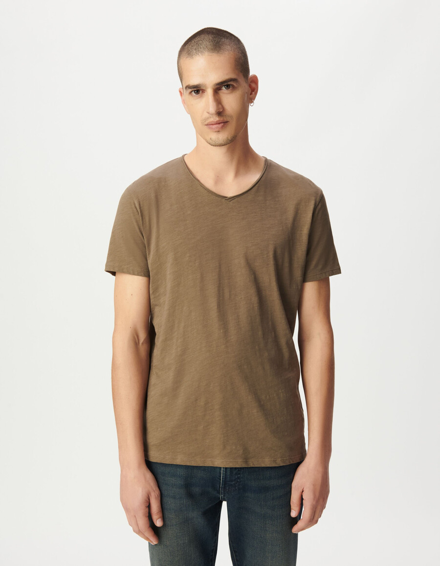camiseta beige de algodón orgánico flameado con cuello en v para hombre
