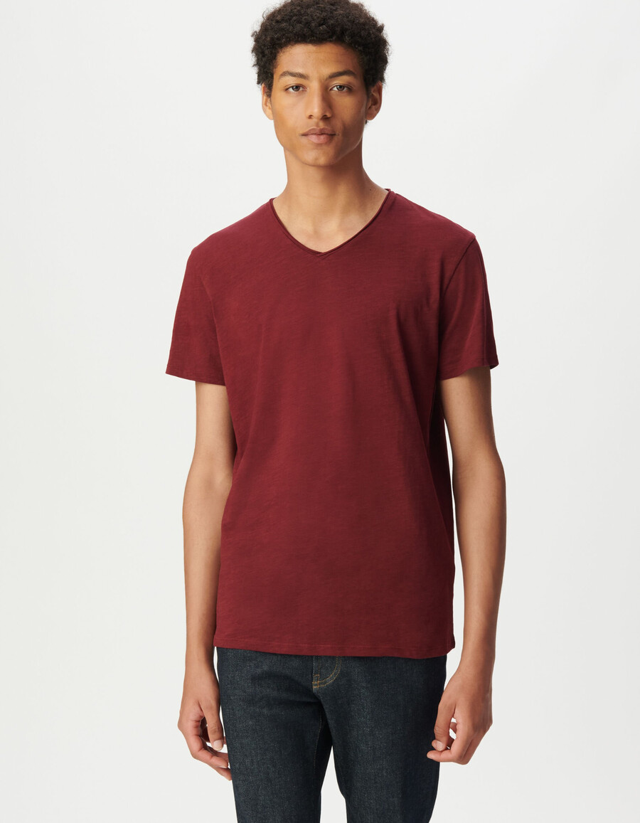 camiseta de algodón orgánico flameado burdeos con cuello en v para hombre