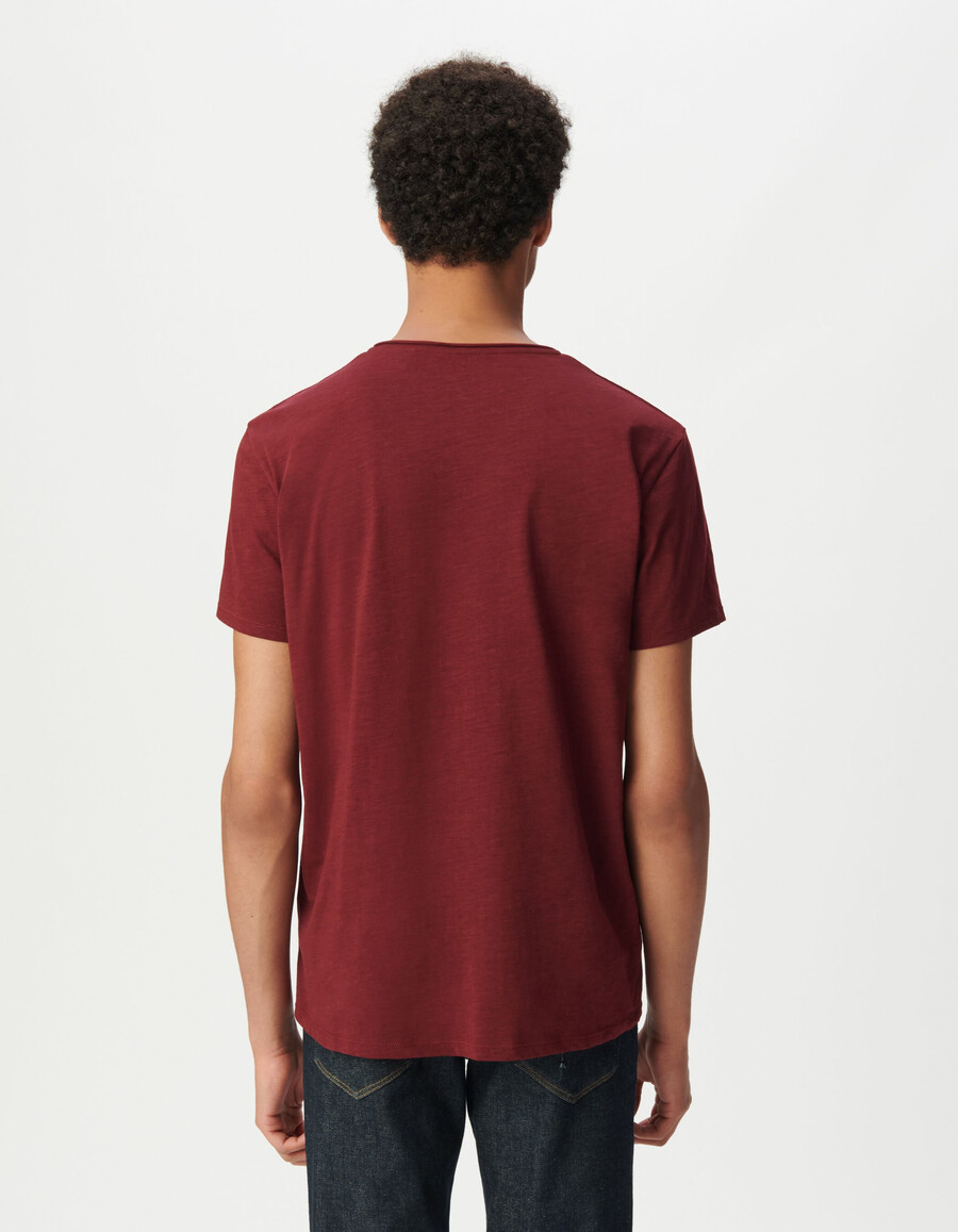 camiseta de algodón orgánico flameado burdeos con cuello en v para hombre