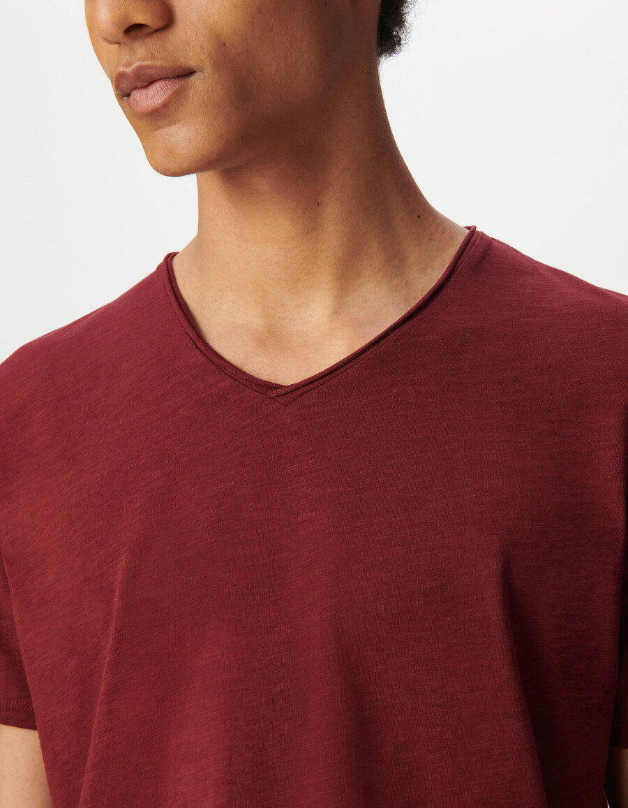 camiseta de algodón orgánico flameado burdeos con cuello en v para hombre