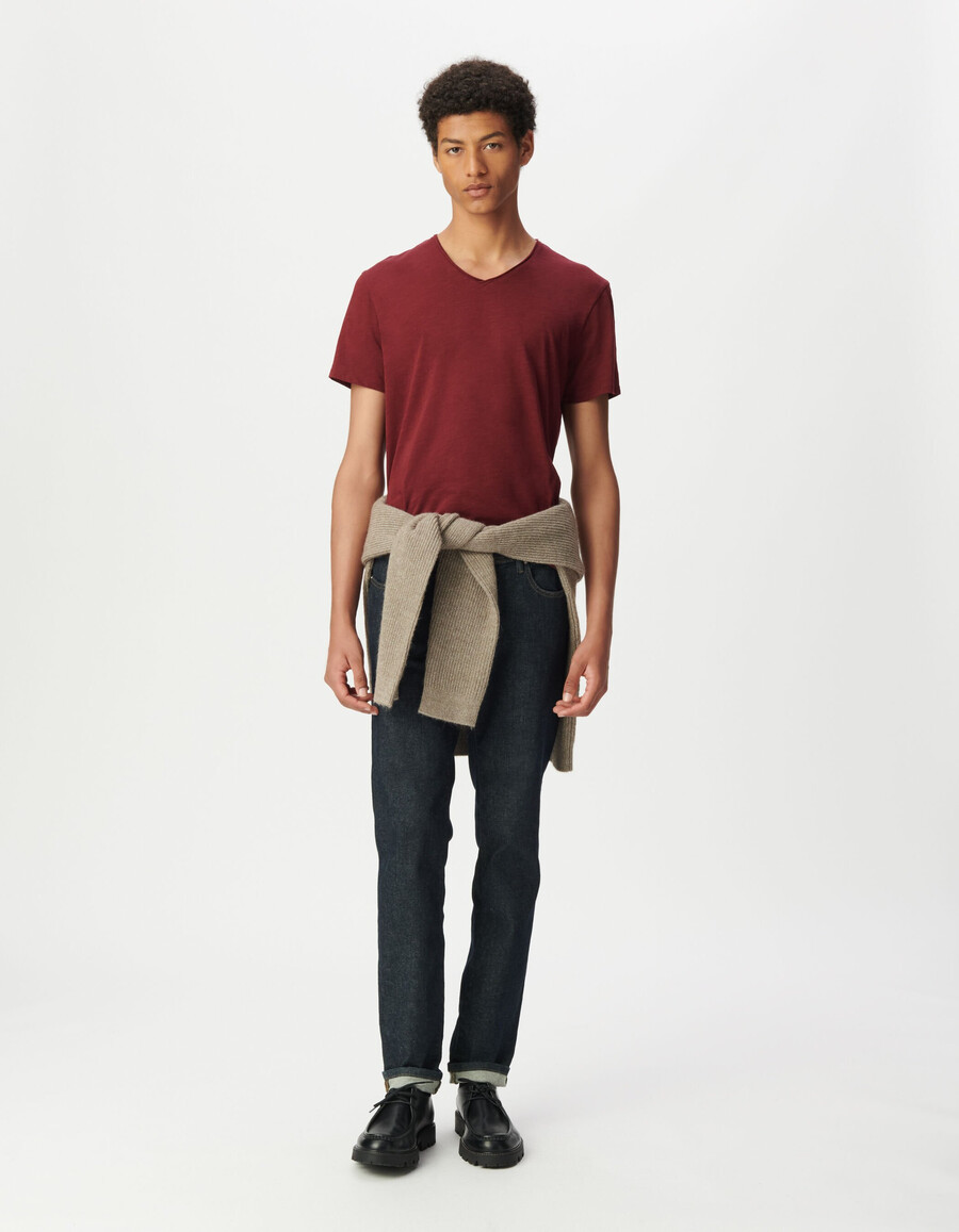 camiseta de algodón orgánico flameado burdeos con cuello en v para hombre