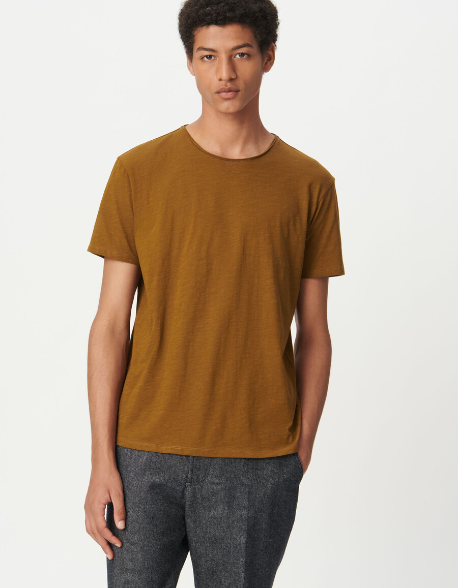 camiseta de cuello redondo de algodón orgánico flameado en color ocre para hombre