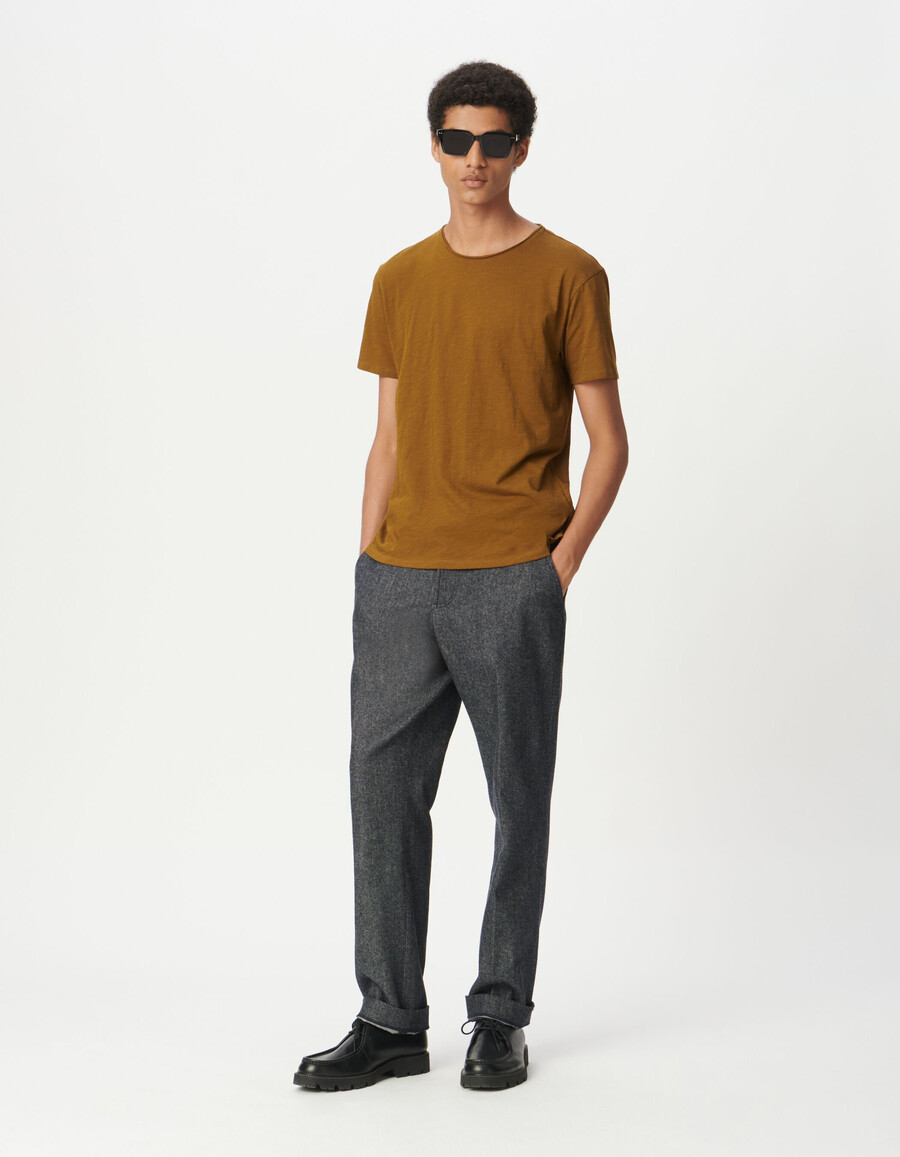camiseta de cuello redondo de algodón orgánico flameado en color ocre para hombre