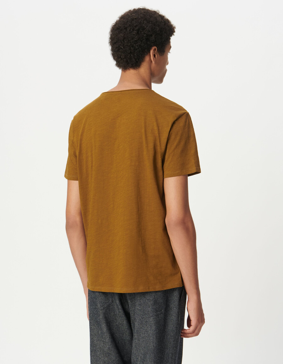 camiseta de cuello redondo de algodón orgánico flameado en color ocre para hombre