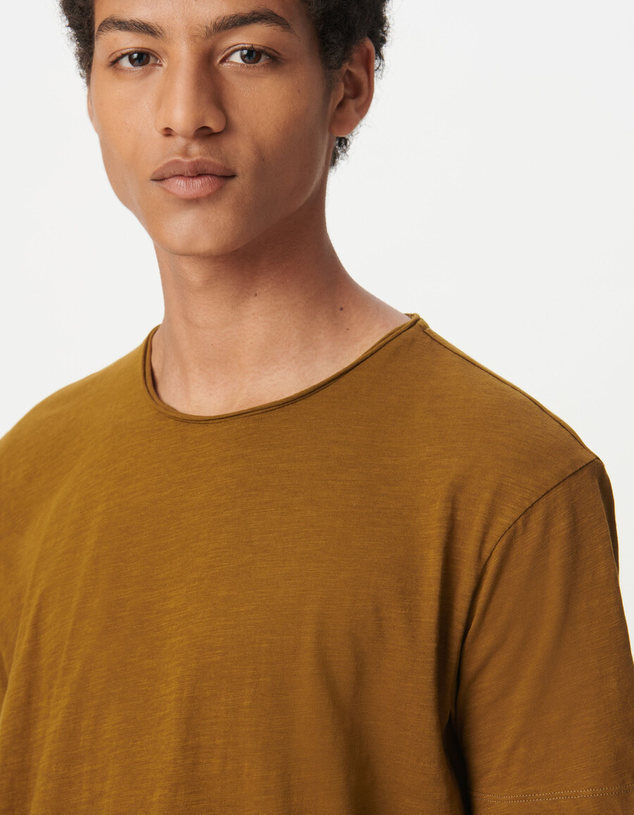camiseta de cuello redondo de algodón orgánico flameado en color ocre para hombre