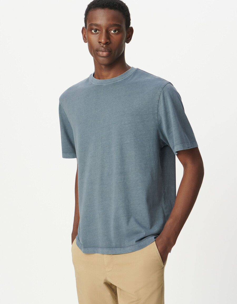 camiseta azul de manga corta y cuello redondo para hombre
