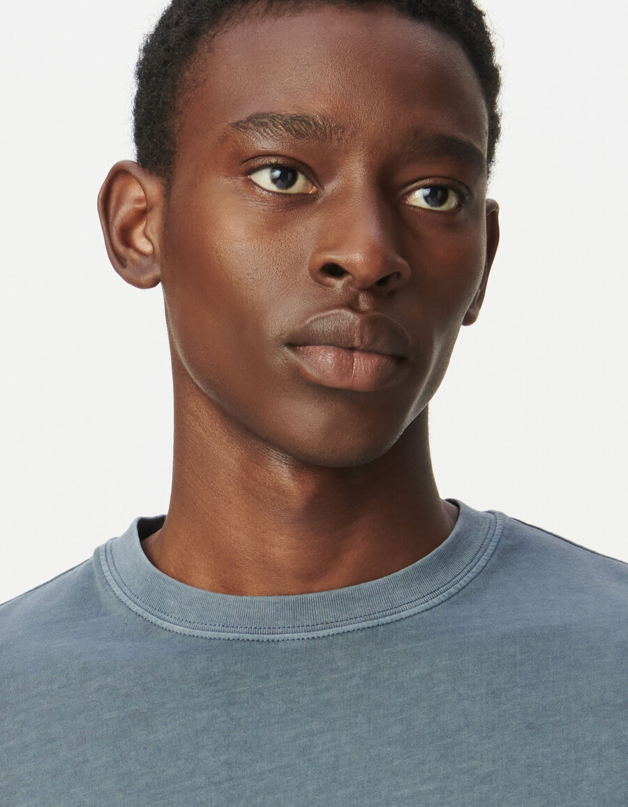 camiseta azul de manga corta y cuello redondo para hombre
