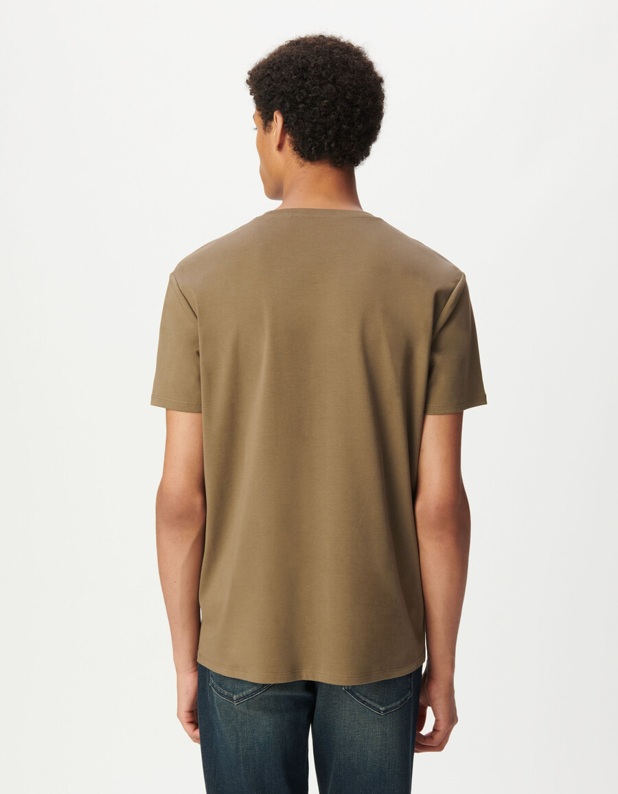 camiseta absolute dry beige para hombre con detalle de logotipo