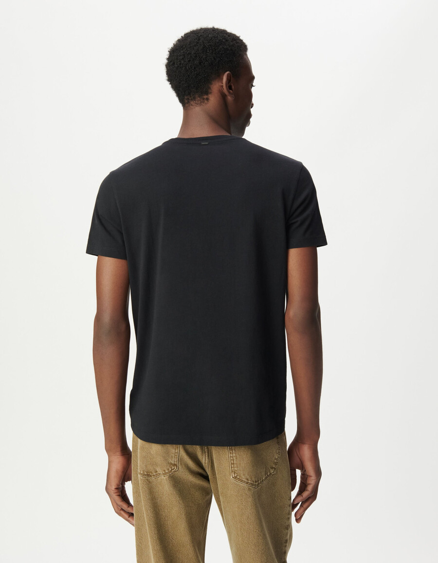 camiseta negra con retrato visual para hombre