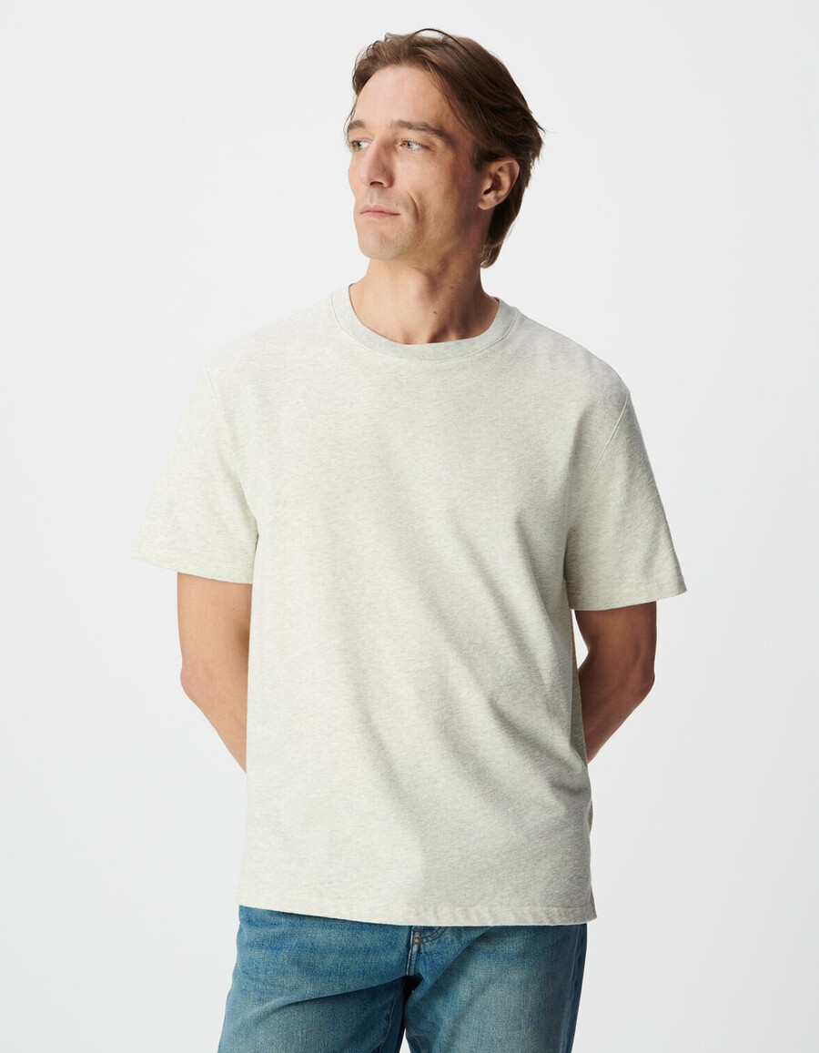camiseta de manga corta de punto gris con diseño decorativo para hombre