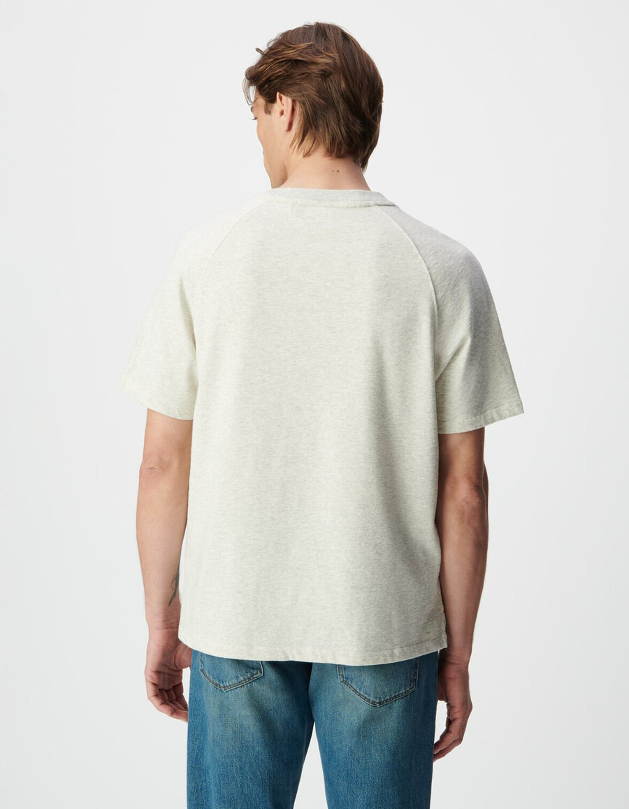 camiseta de manga corta de punto gris con diseño decorativo para hombre