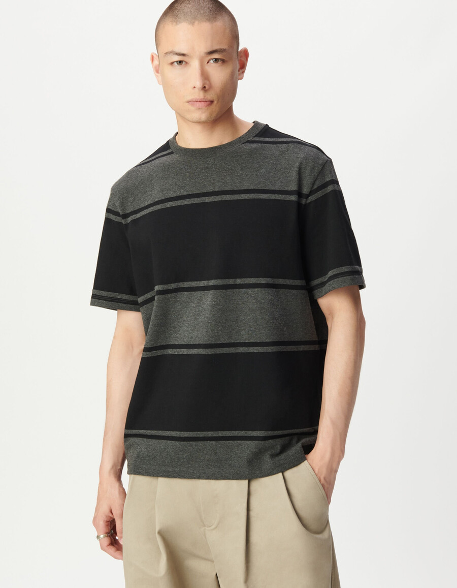 camiseta gris de manga corta para hombre con rayas negras anchas