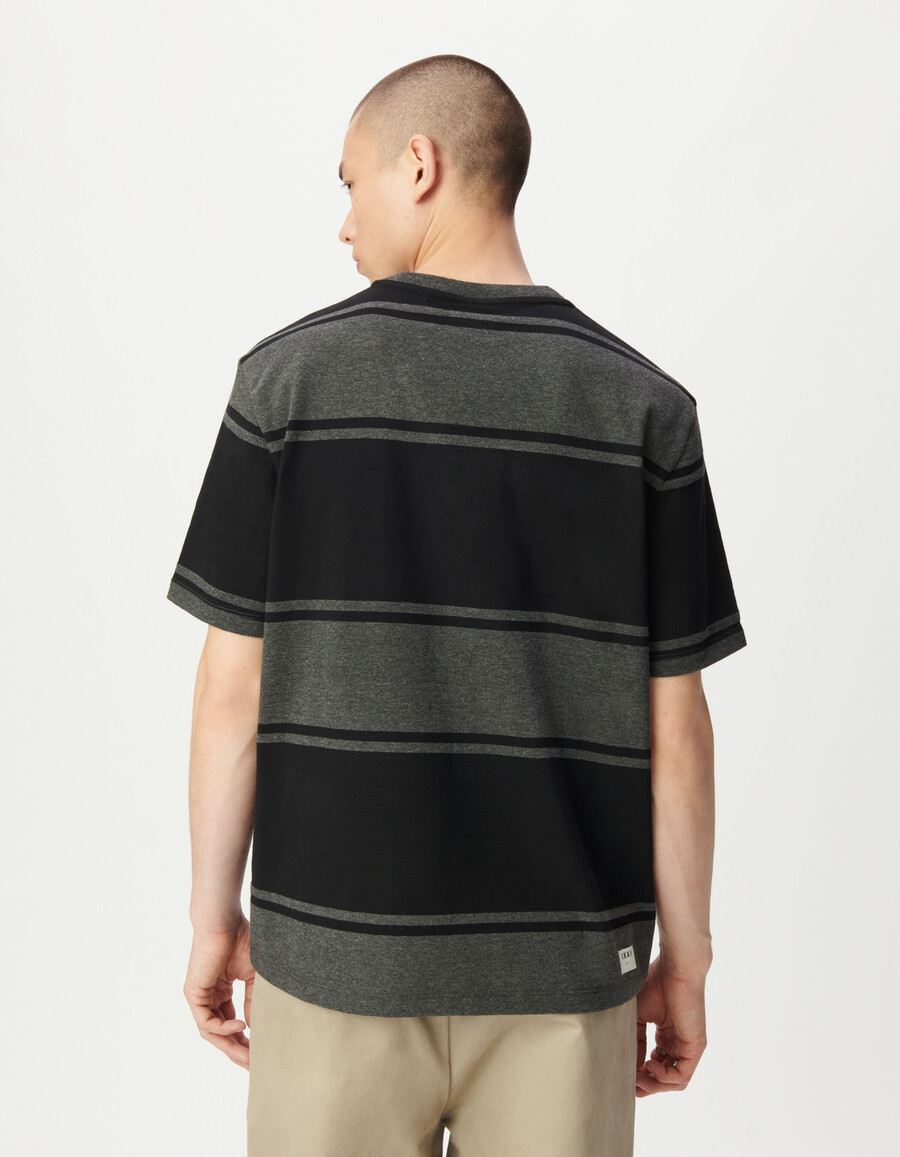 camiseta gris de manga corta para hombre con rayas negras anchas