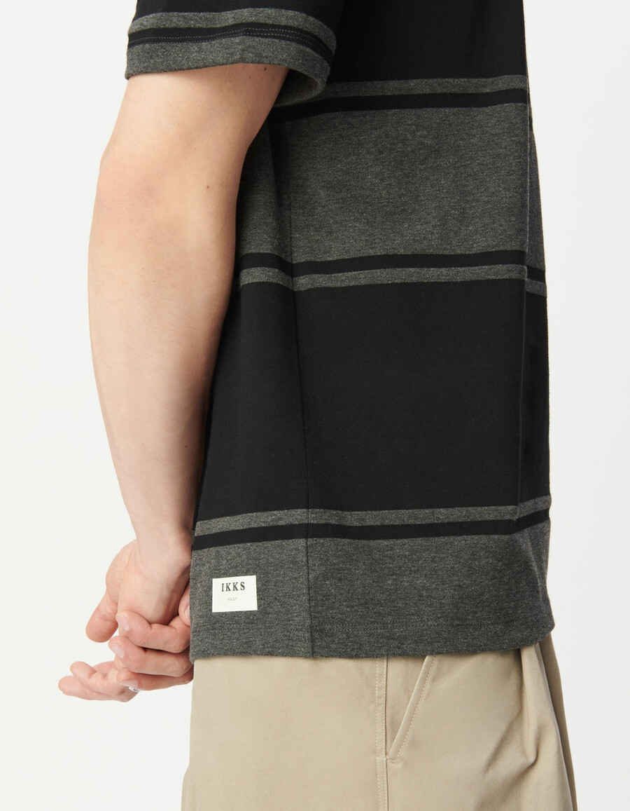 camiseta gris de manga corta para hombre con rayas negras anchas