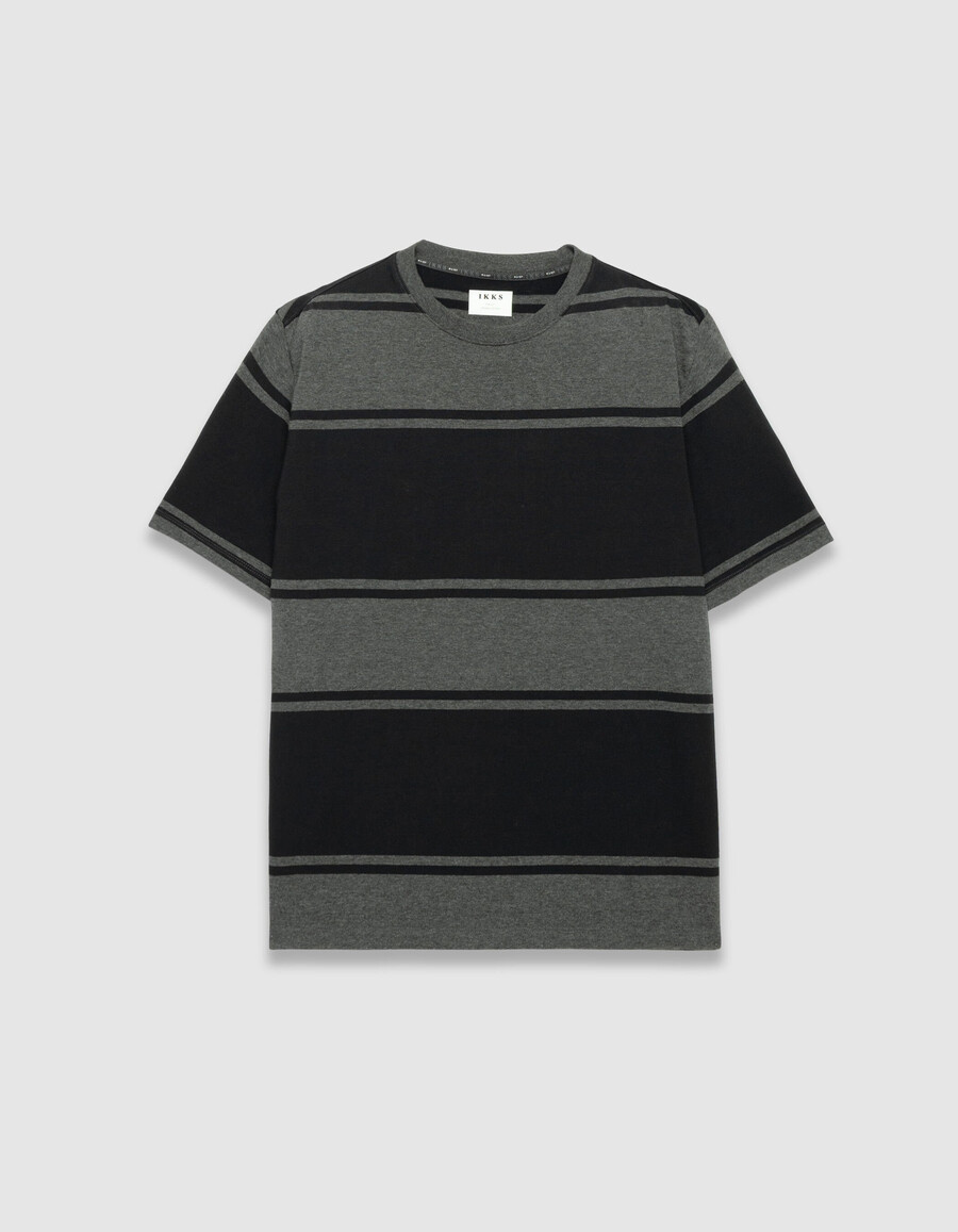 camiseta gris de manga corta para hombre con rayas negras anchas