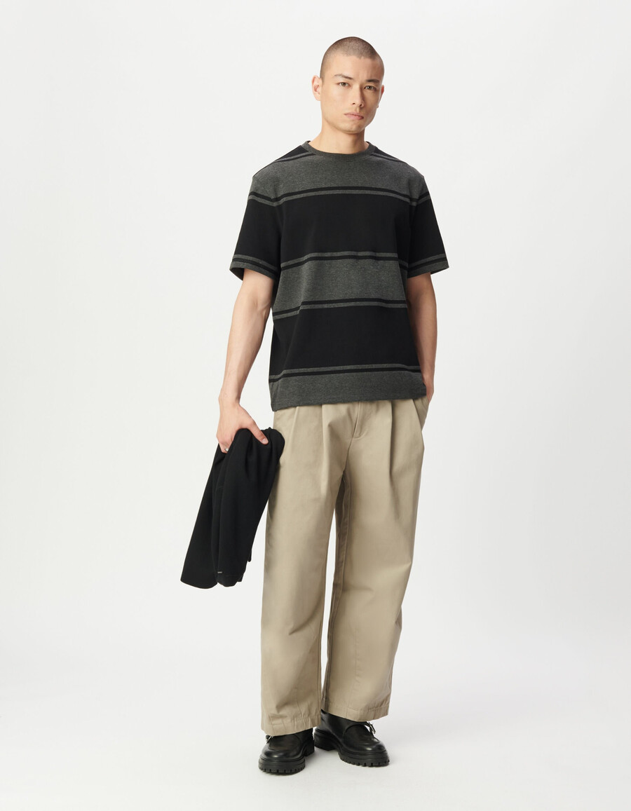camiseta gris de manga corta para hombre con rayas negras anchas