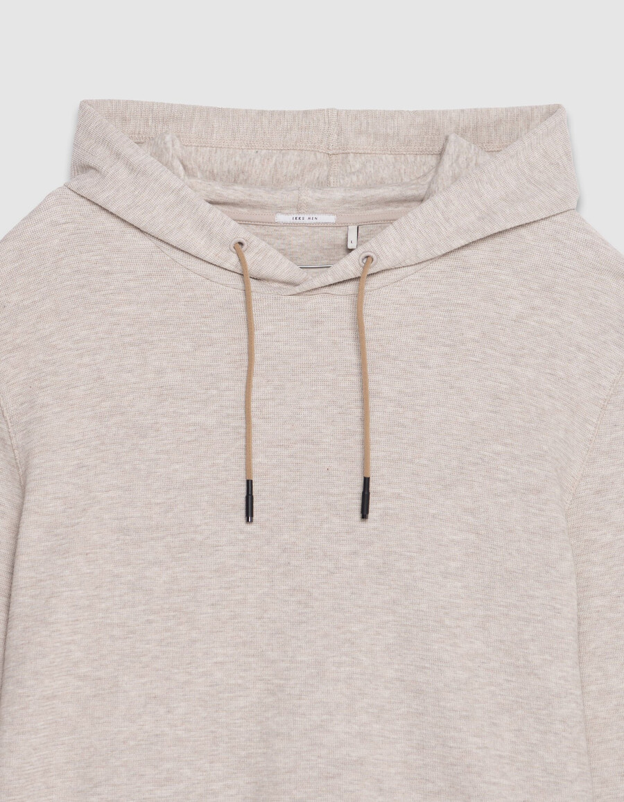 camiseta con capucha de malla en relieve beige para hombre