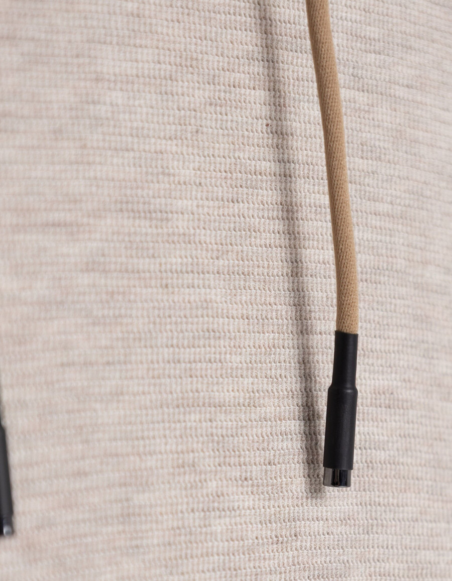 camiseta con capucha de malla en relieve beige para hombre