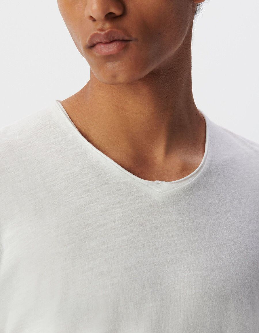 camiseta blanca esencial para hombre