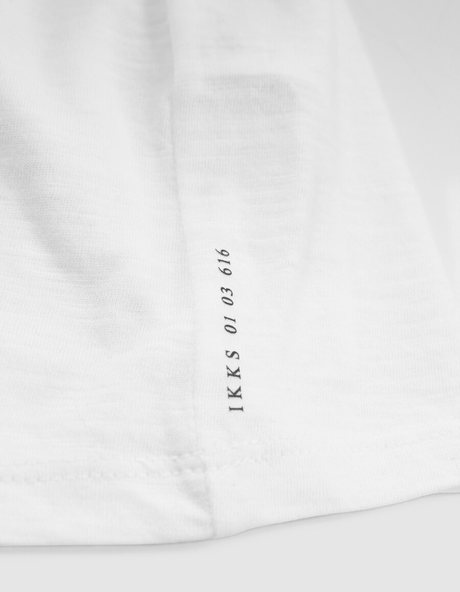 camiseta blanca esencial para hombre