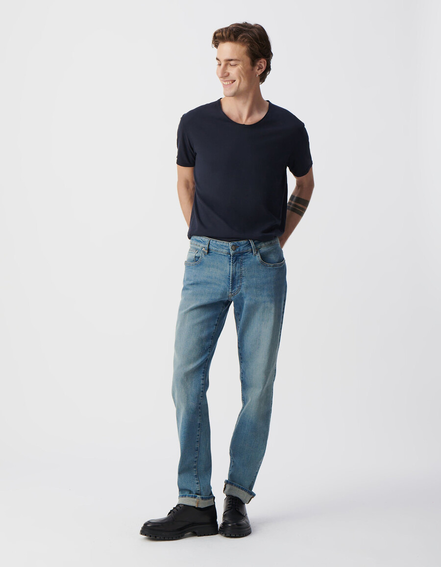 camiseta azul esencial con cuello en v para hombre