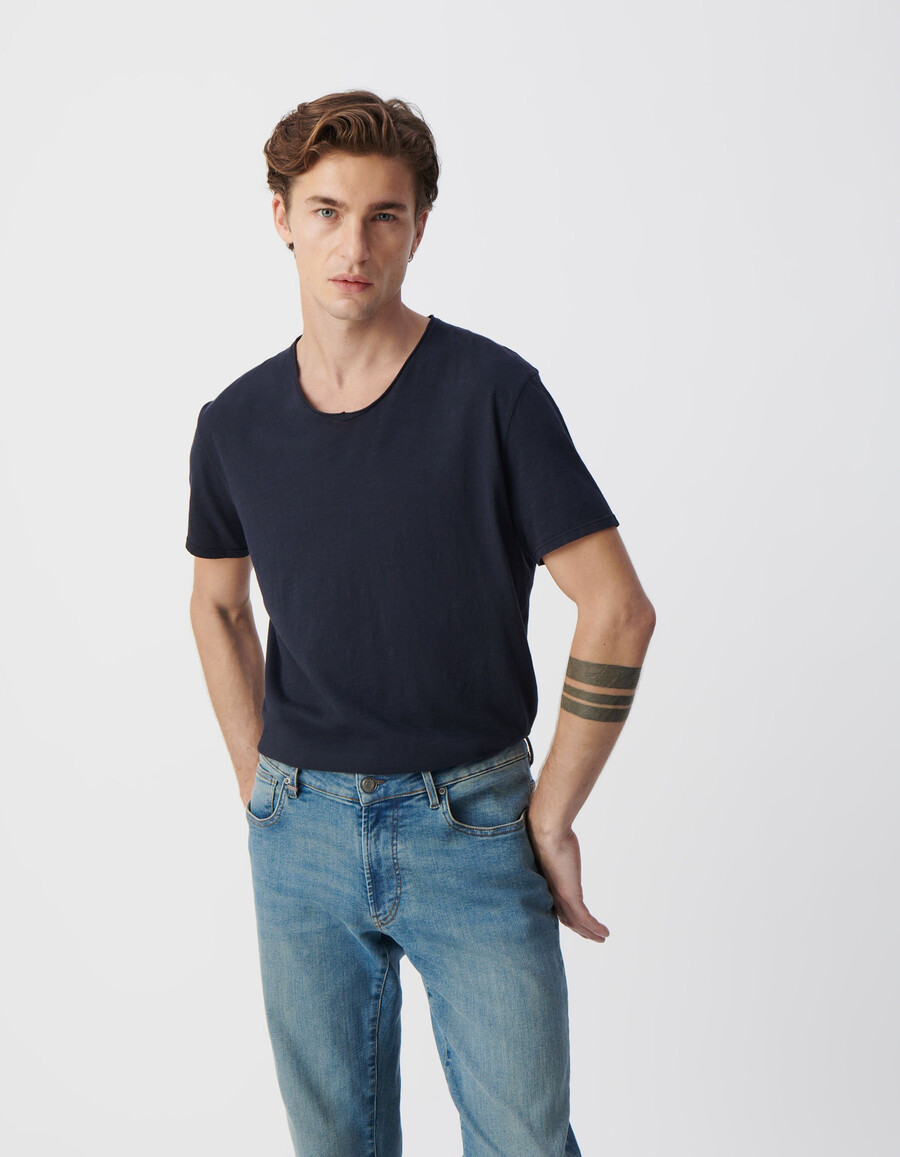 camiseta azul esencial con cuello en v para hombre