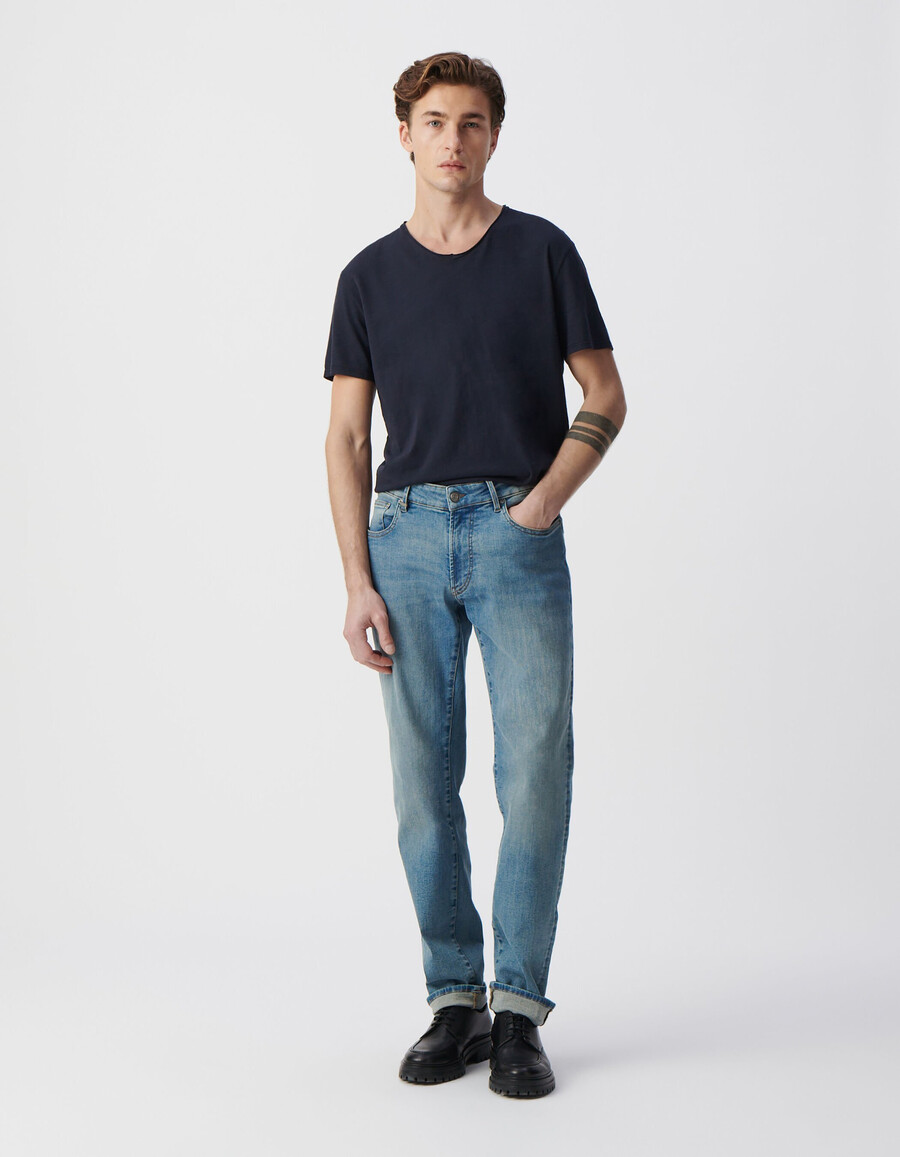 camiseta azul esencial con cuello en v para hombre