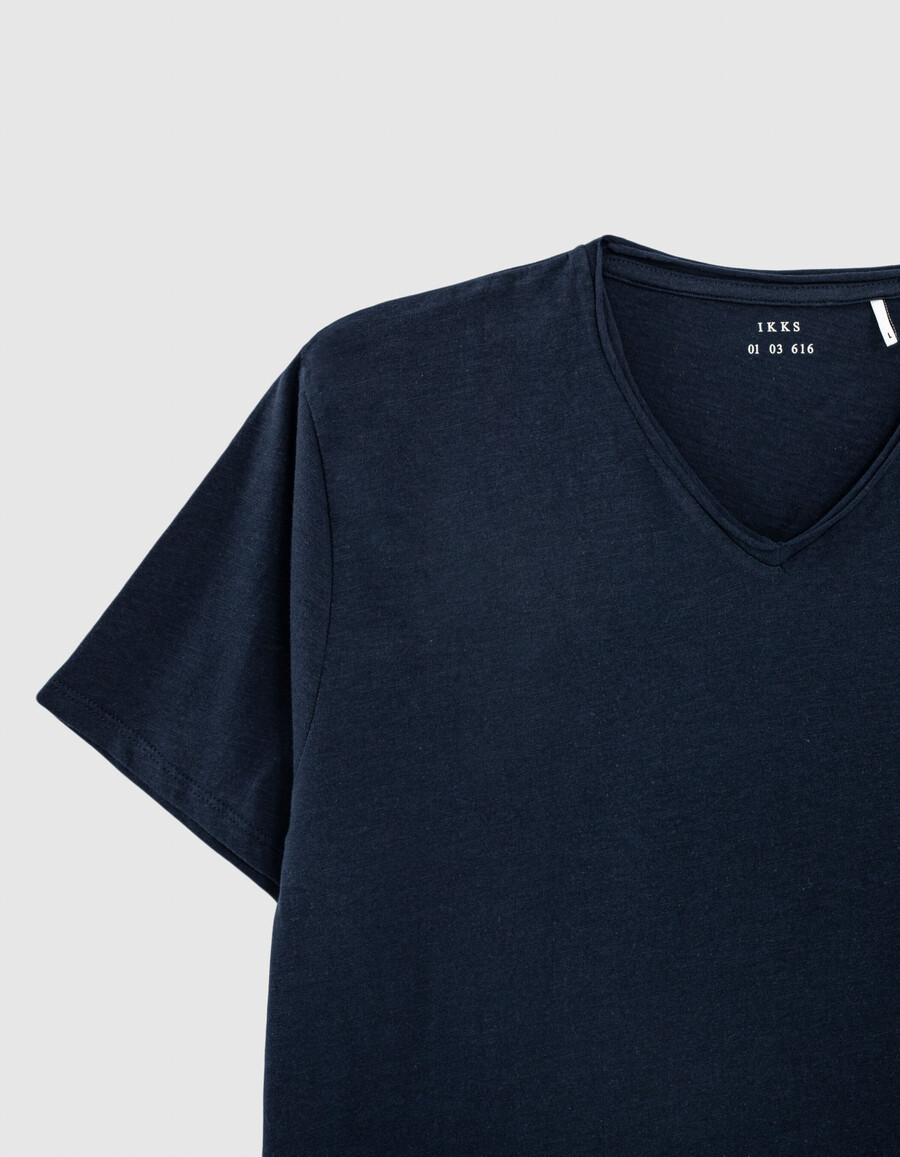 camiseta azul esencial con cuello en v para hombre