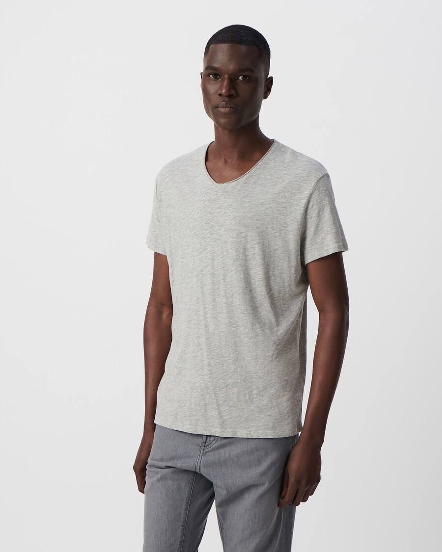 camiseta esencial con cuello en v para hombre