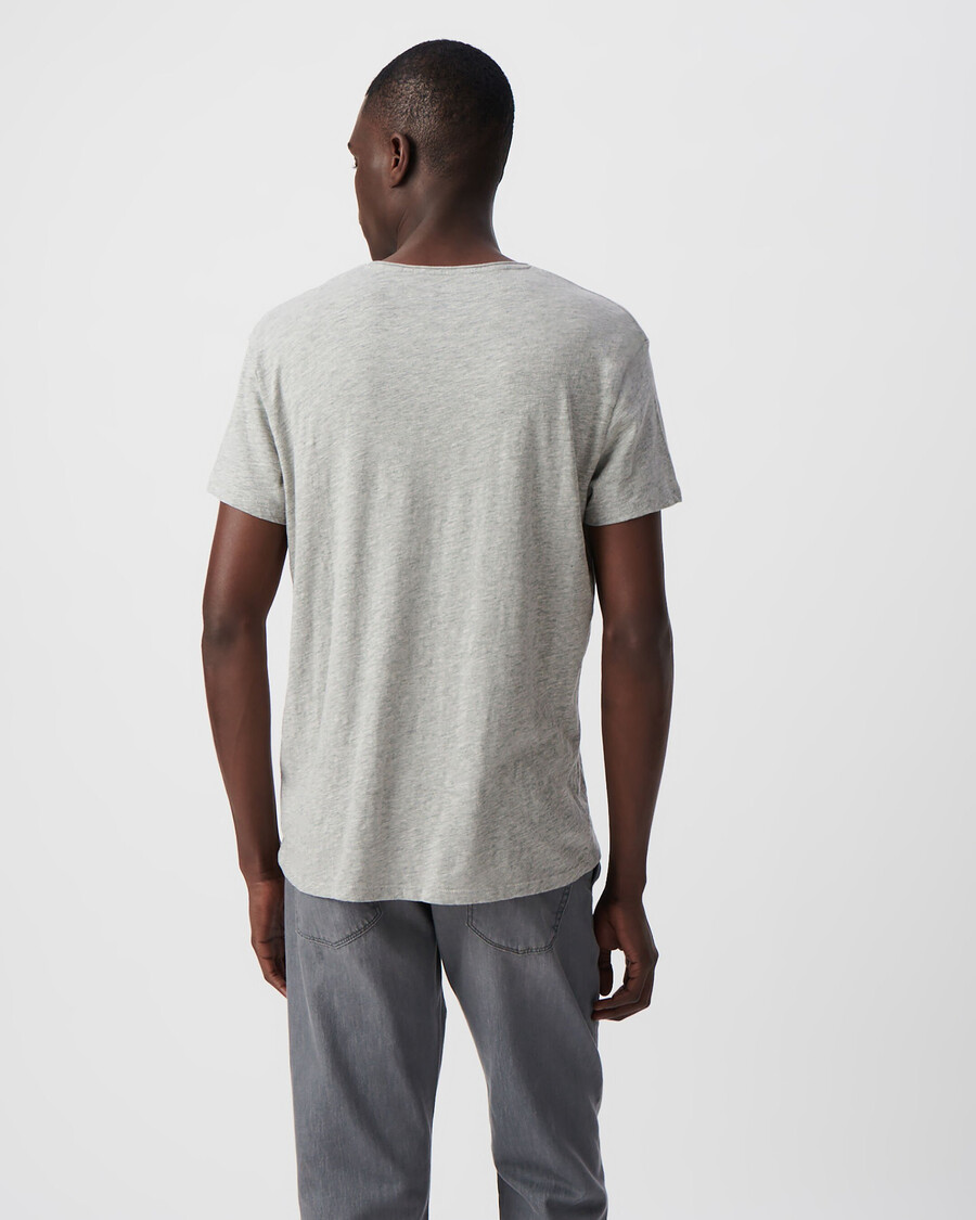 camiseta esencial con cuello en v para hombre