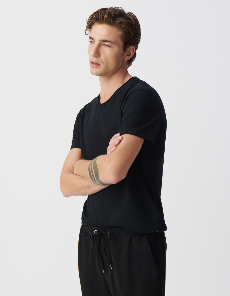 camiseta negra esencial con cuello en v para hombre