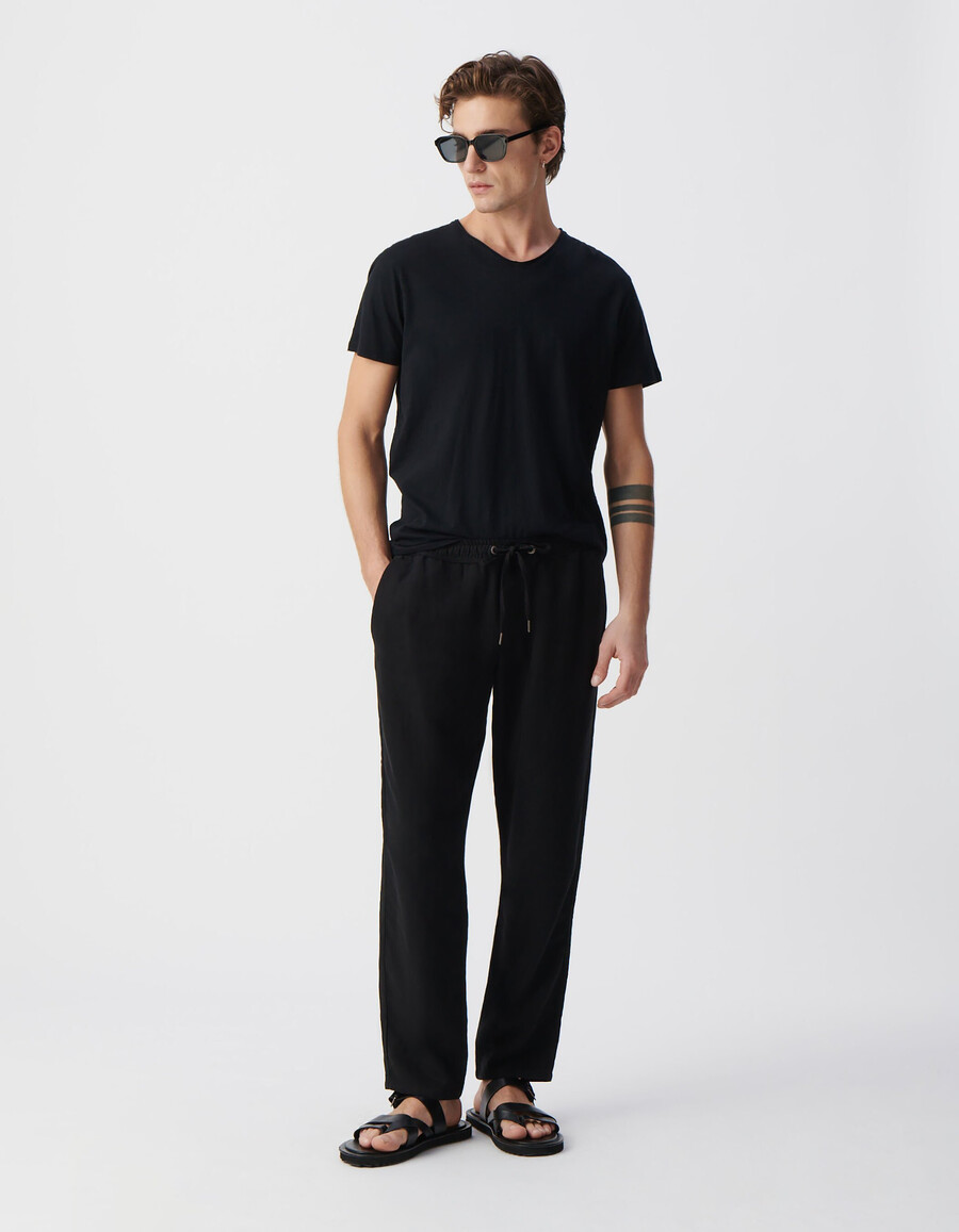 camiseta negra esencial con cuello en v para hombre