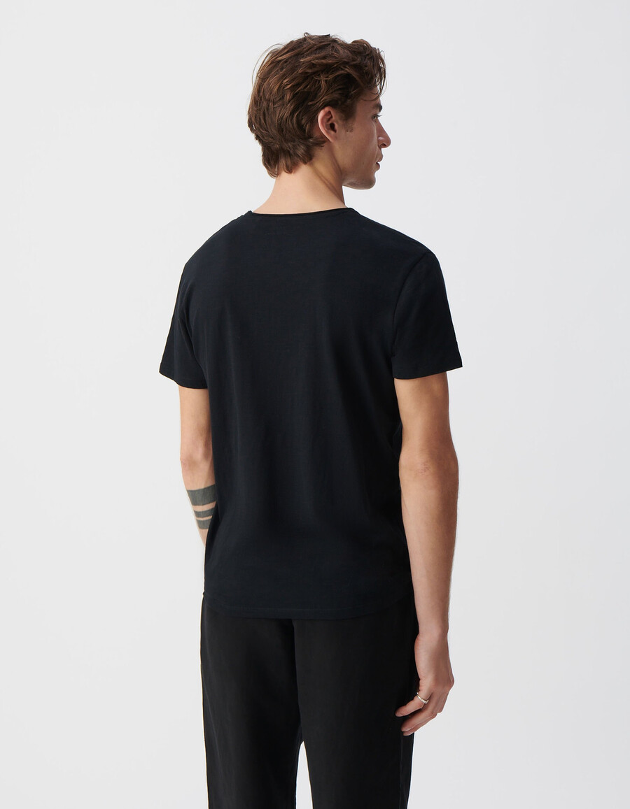 camiseta negra esencial con cuello en v para hombre