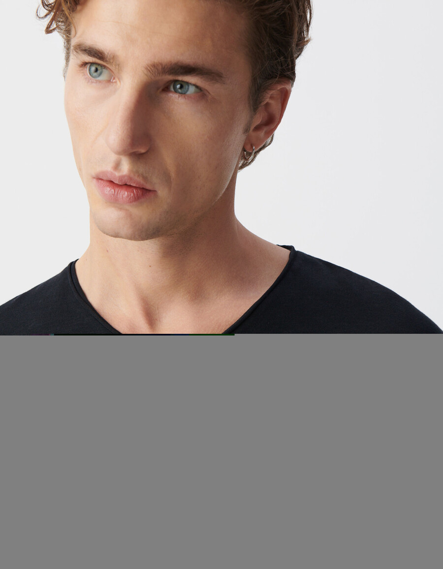 camiseta negra esencial con cuello en v para hombre