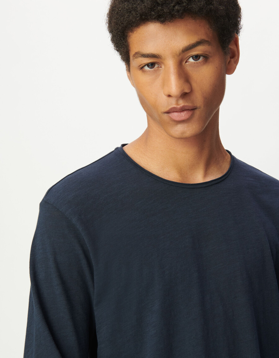 camiseta básica de manga larga y cuello redondo para hombre en azul marino