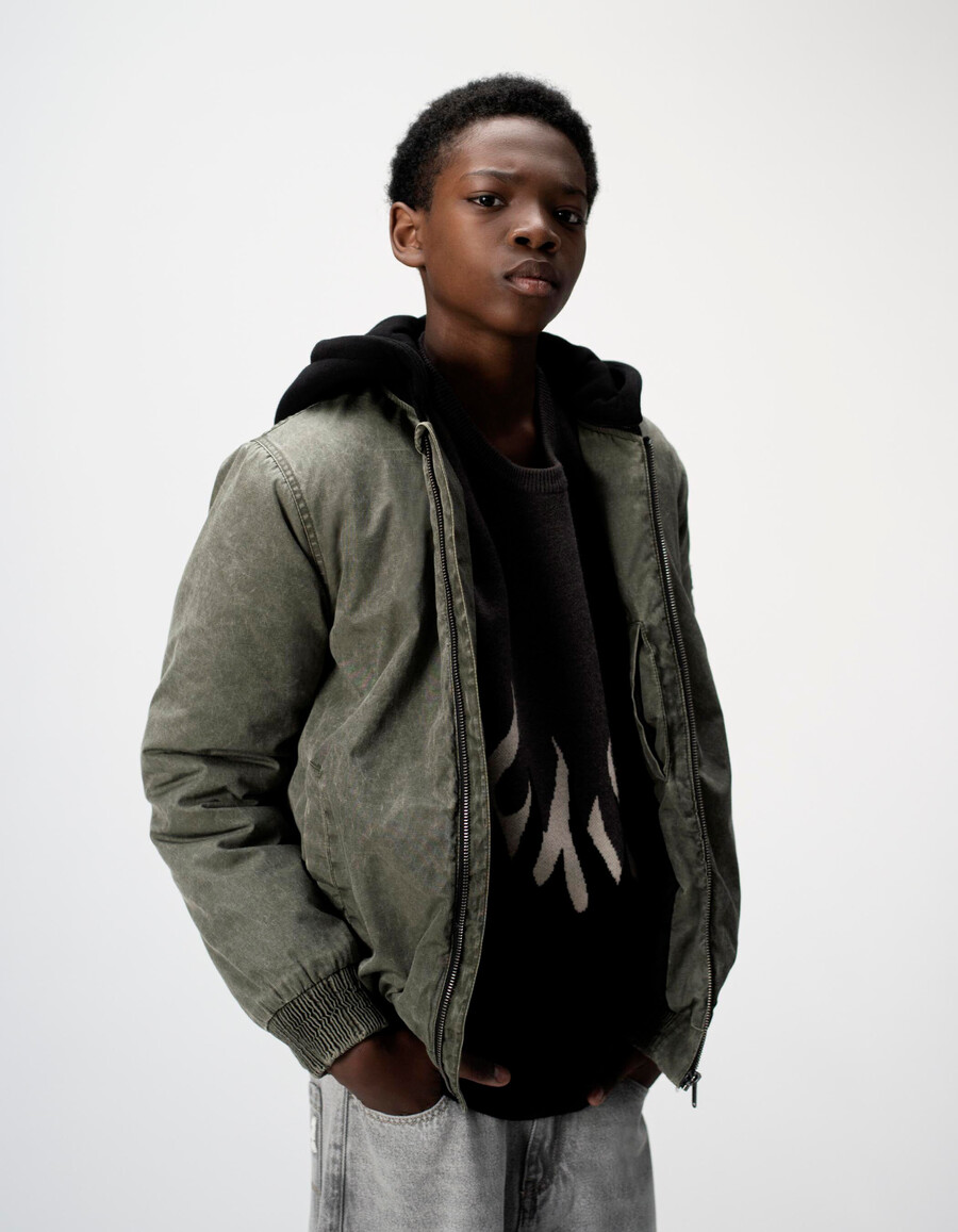 chaqueta bomber caqui con capucha desmontable para niño