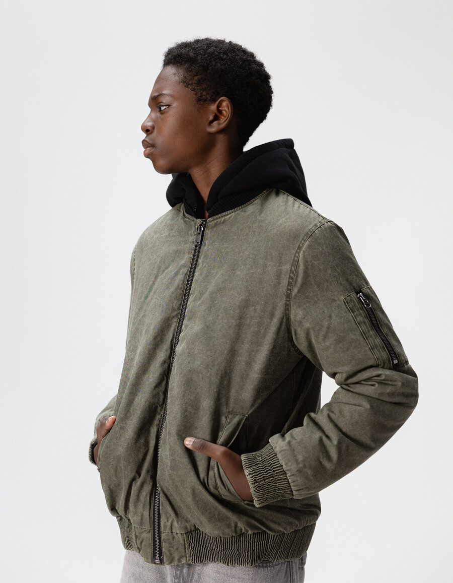 chaqueta bomber caqui con capucha desmontable para niño