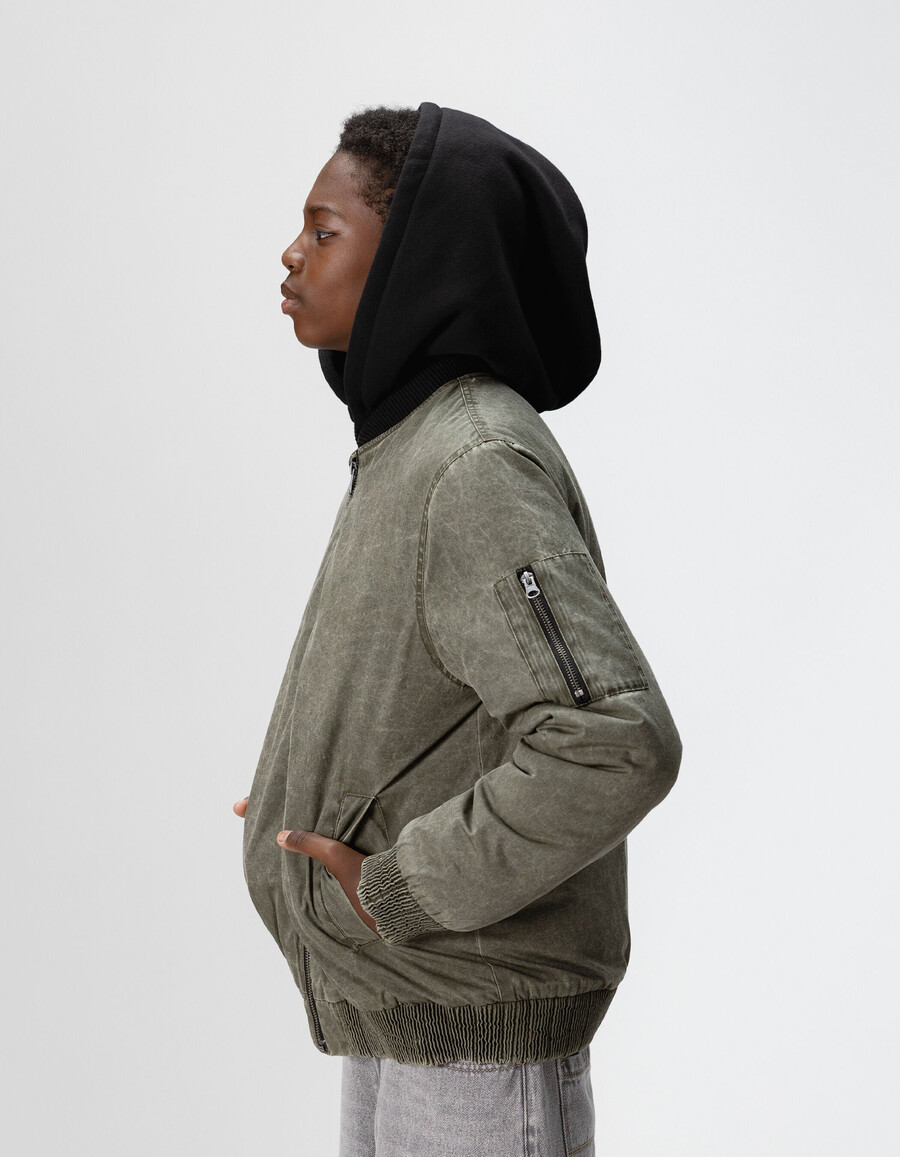 chaqueta bomber caqui con capucha desmontable para niño