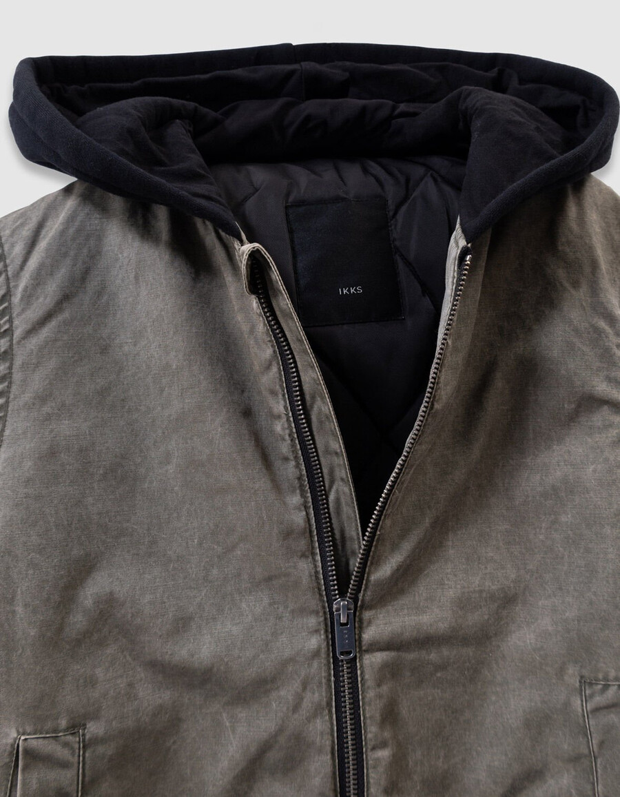 chaqueta bomber caqui con capucha desmontable para niño